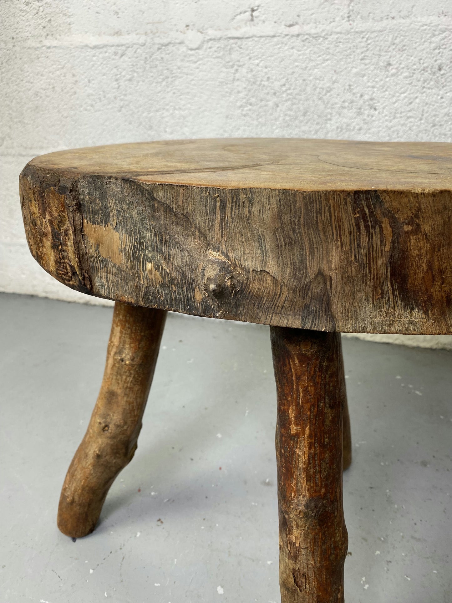 Paire de tabouret tripode  en bois brut