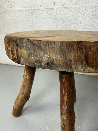 Paire de tabouret tripode  en bois brut