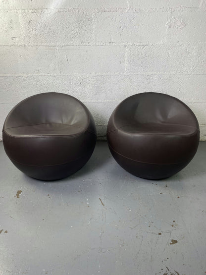 Ball Chair en cuir marron par Finn Stone