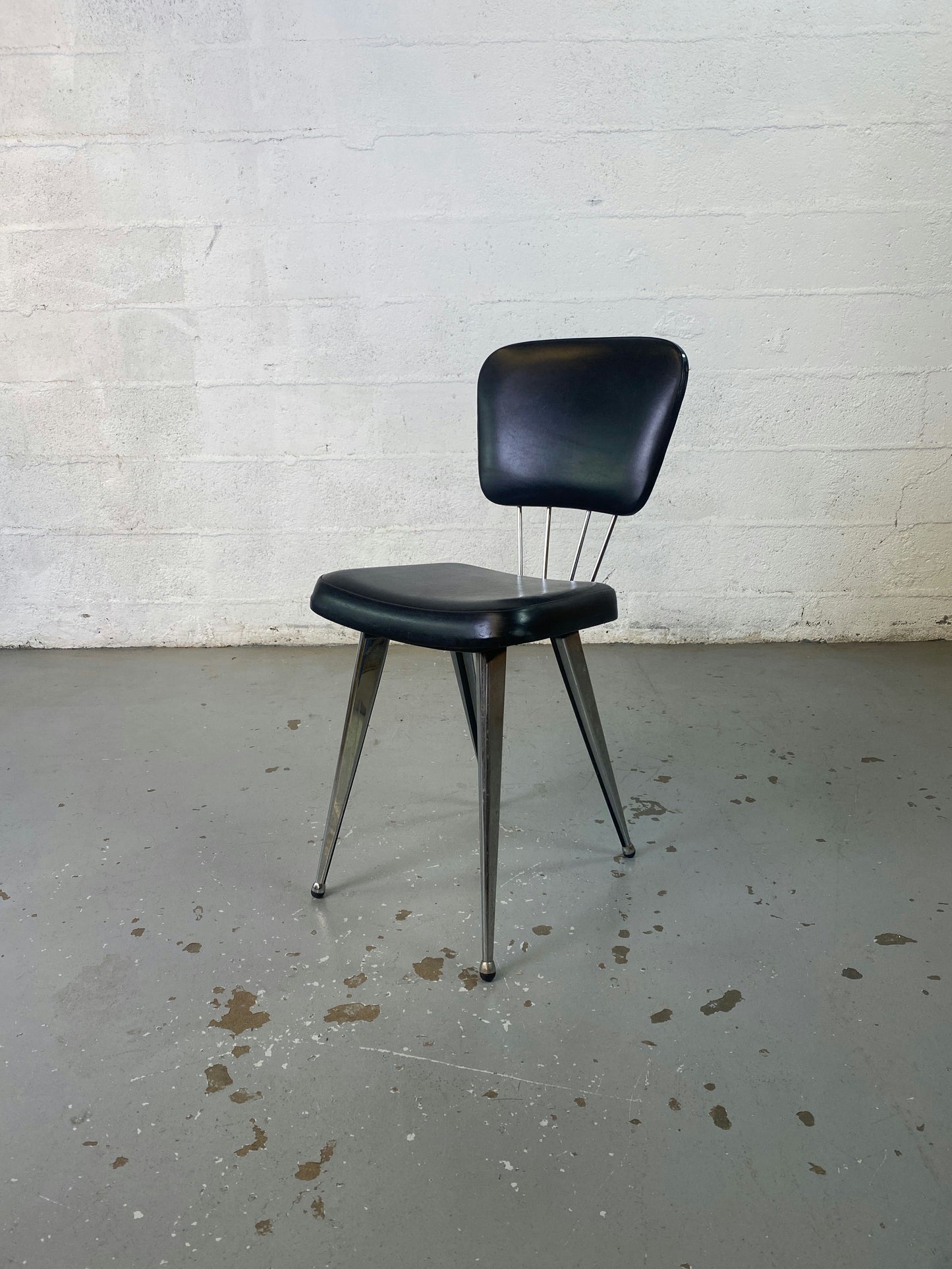 Chaise skaï noire année 60