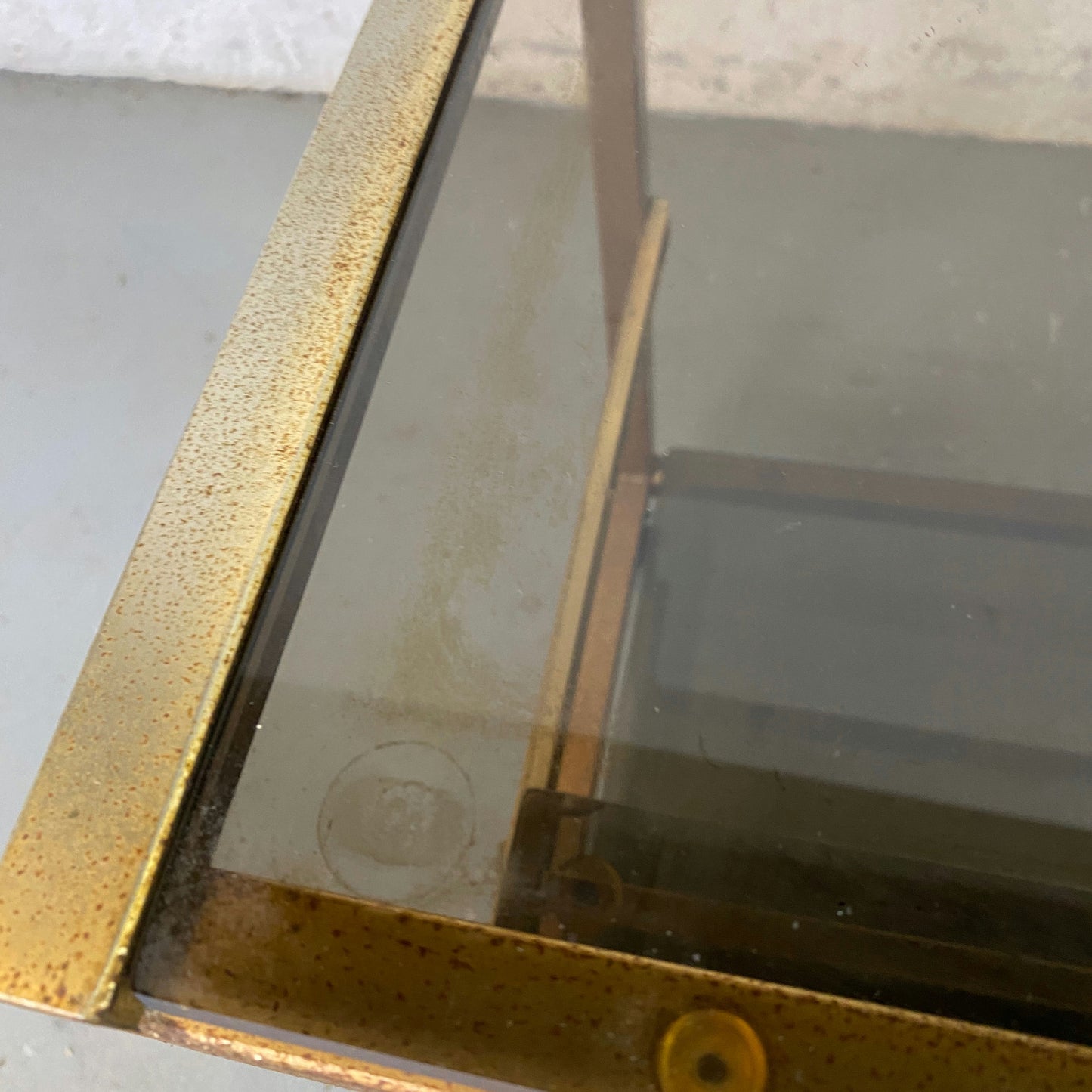 Étagère à roulettes et plateaux en verre