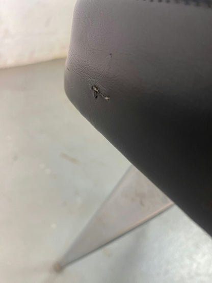 Chaise skaï noire année 60