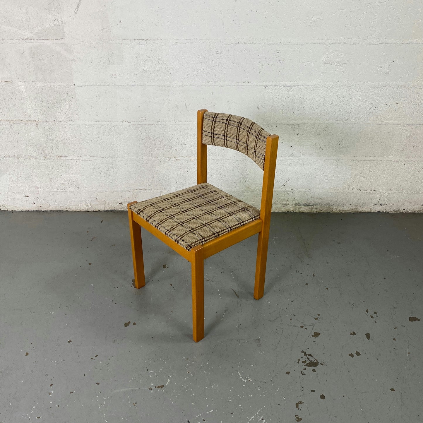 Chaise vintage quadrillée