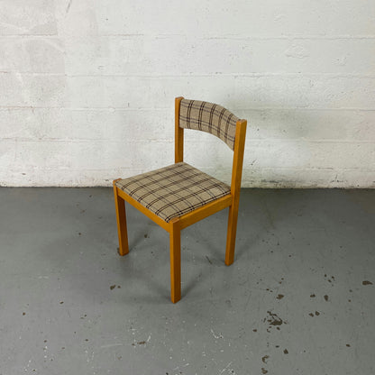 Chaise vintage quadrillée