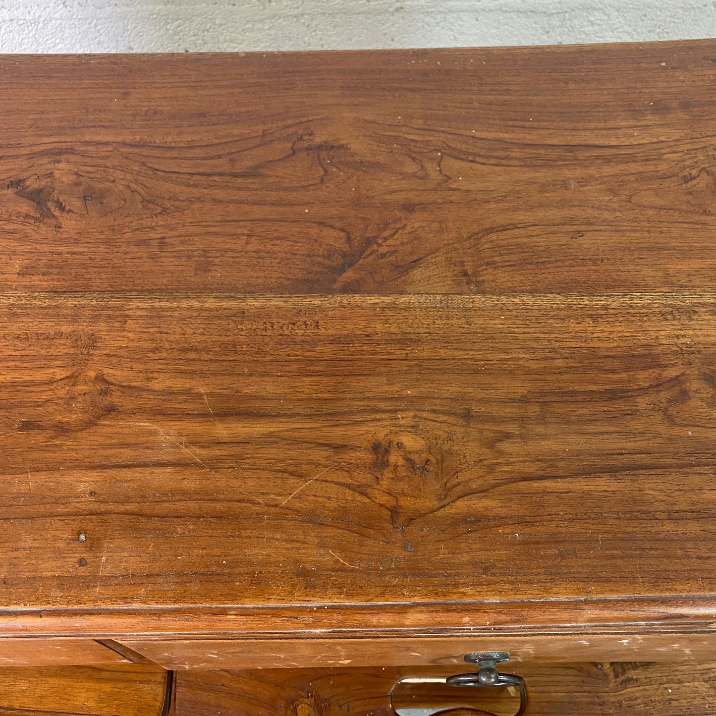 Commode bois exotique avec paniers osier