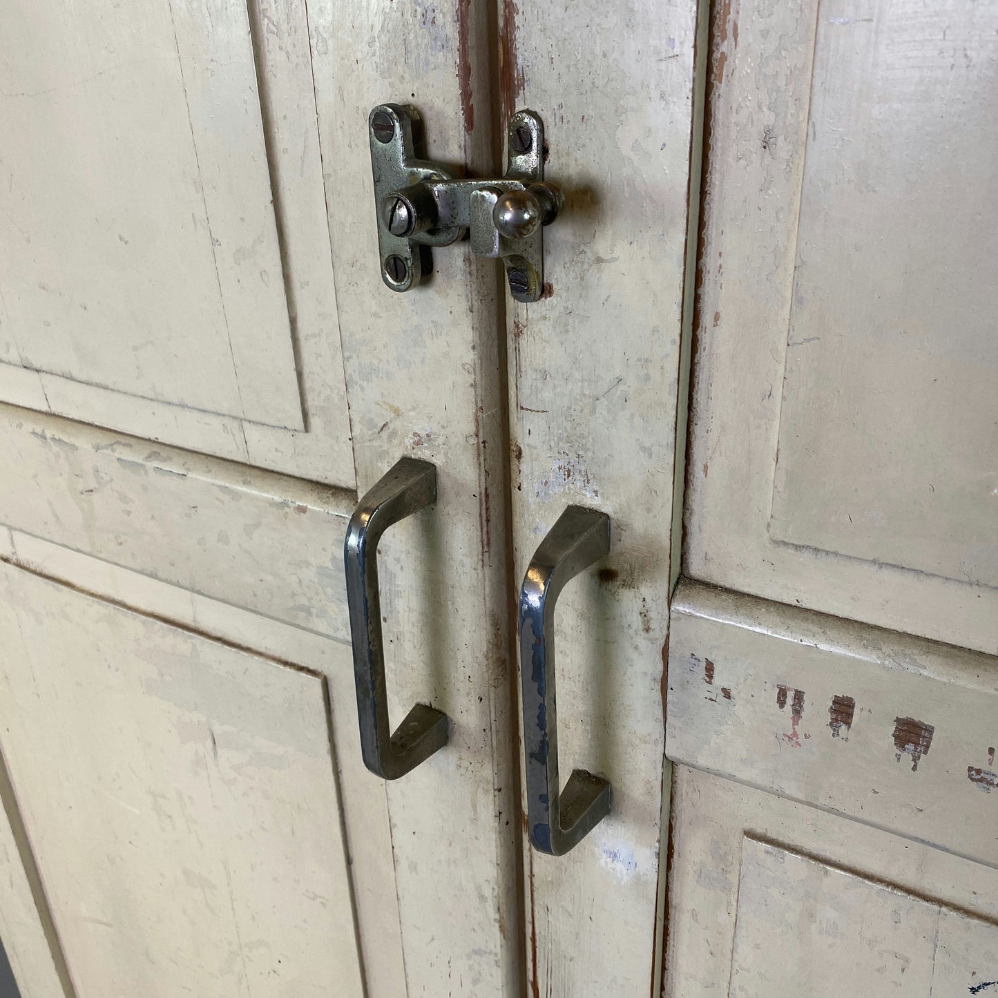 Armoire parisienne patinée