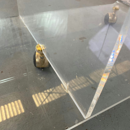 Grande table basse en verre à roulette