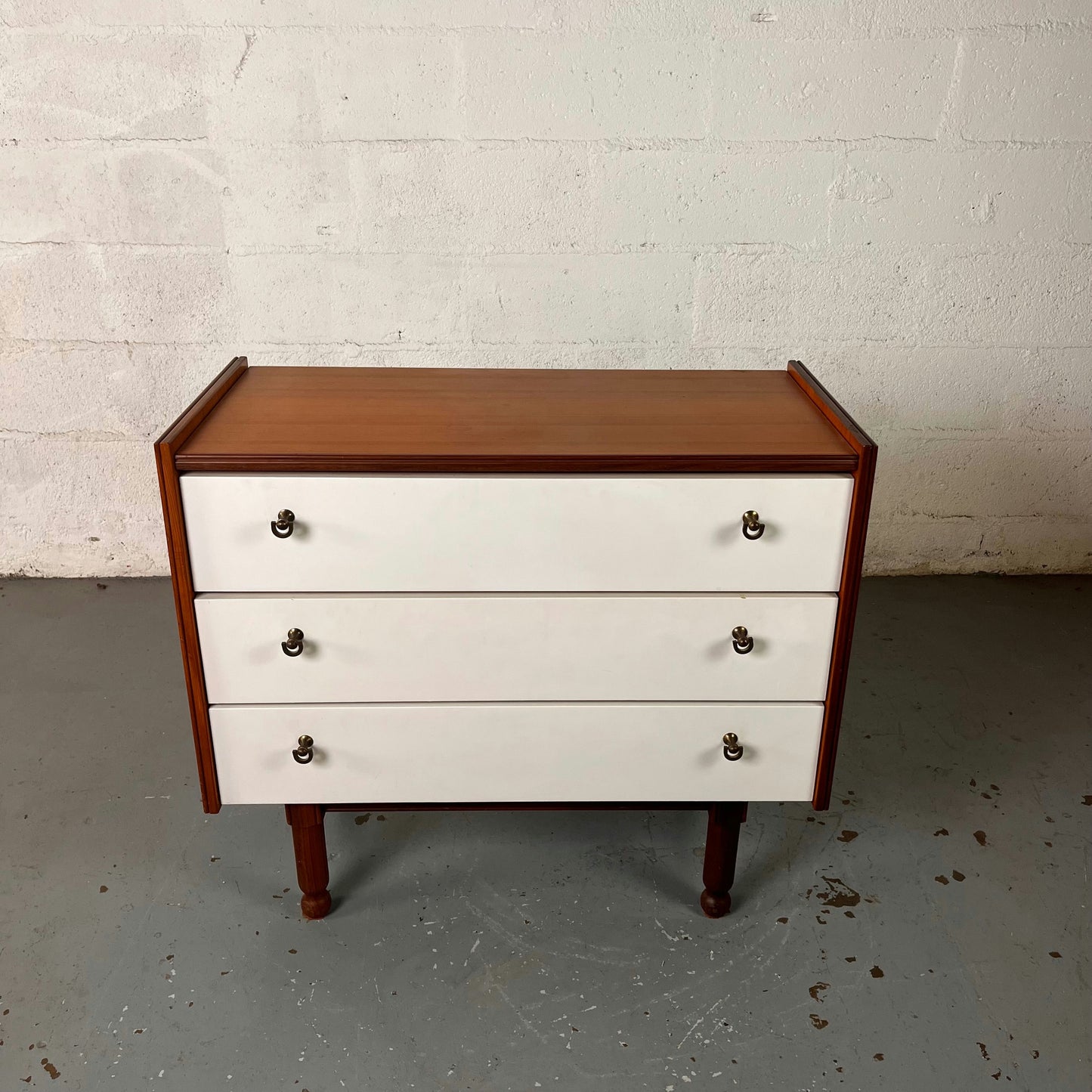 Commode en teck et formica blanc
