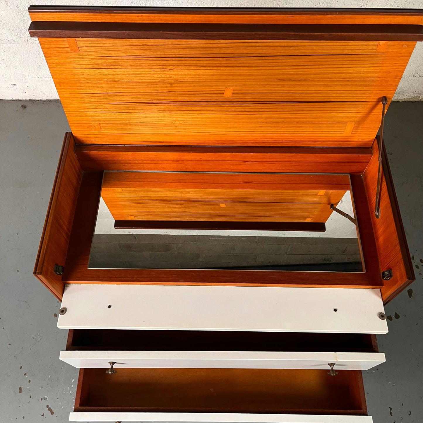 Commode en teck et formica blanc