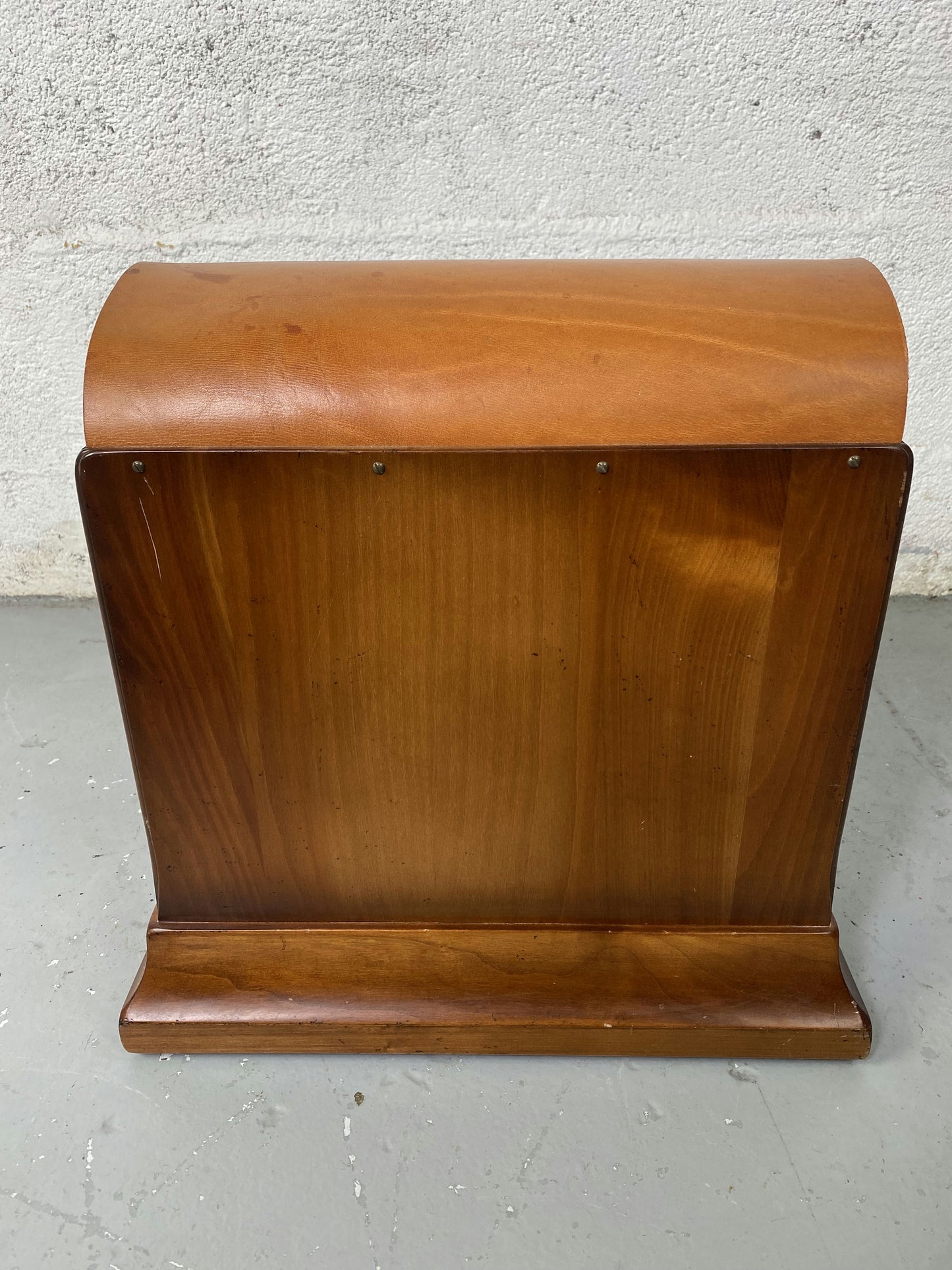 Porte revue en bois et cuir