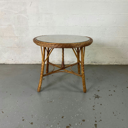 Table ronde en rotin tressé et plateau en verre