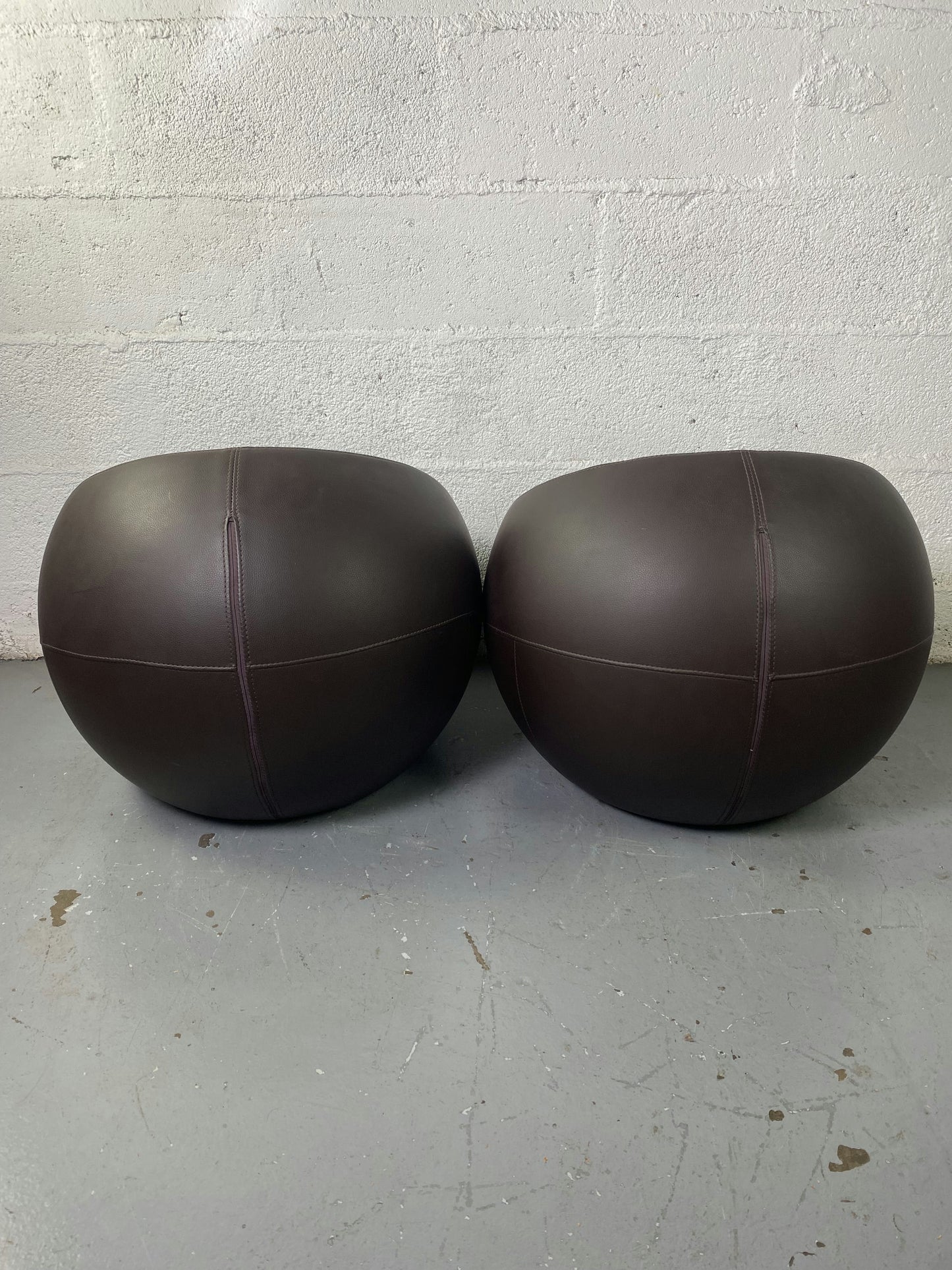 Ball Chair en cuir marron par Finn Stone