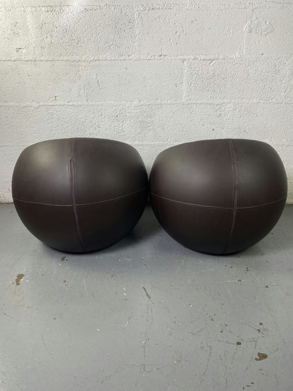 Ball Chair en cuir marron par Finn Stone