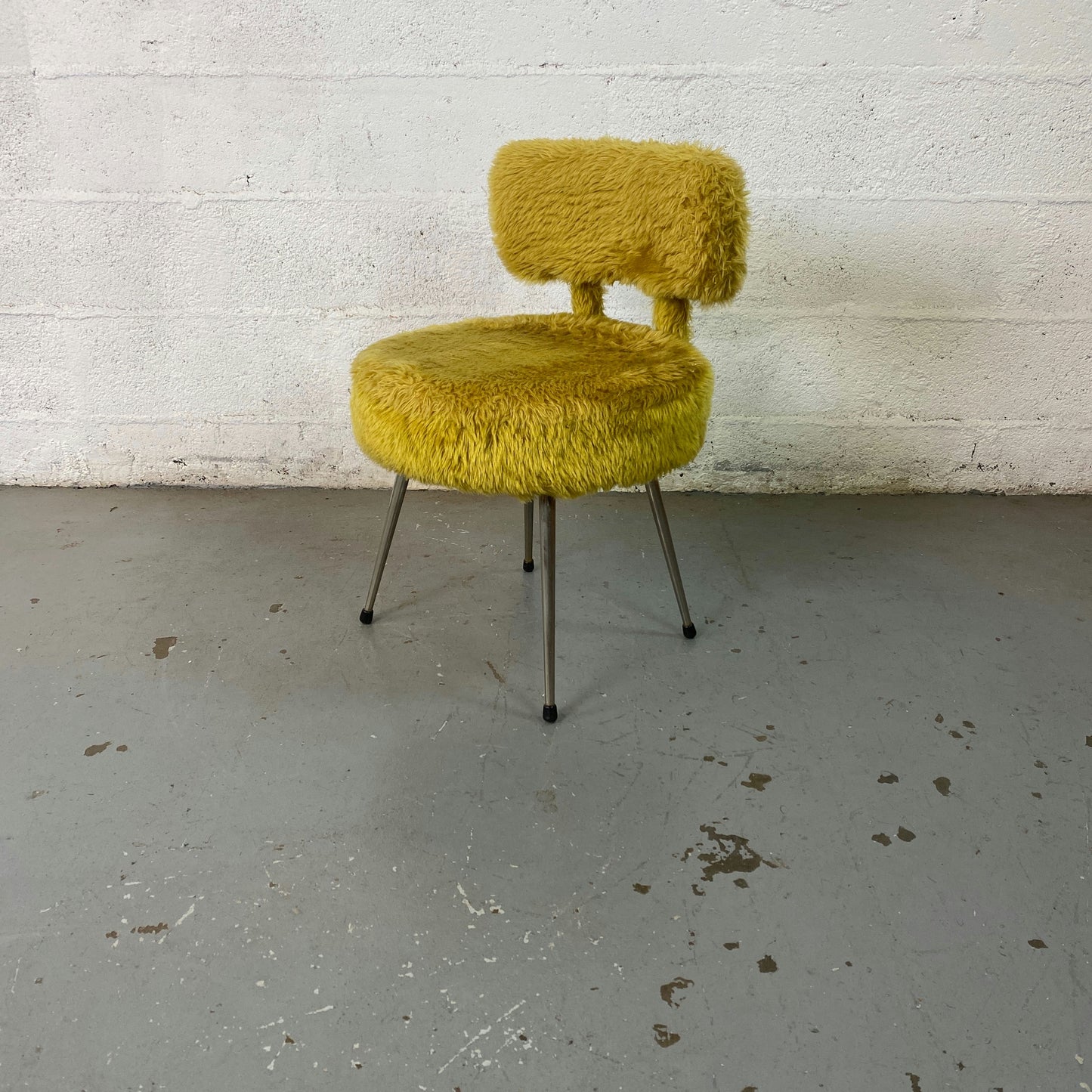 Chaise fourrure doré