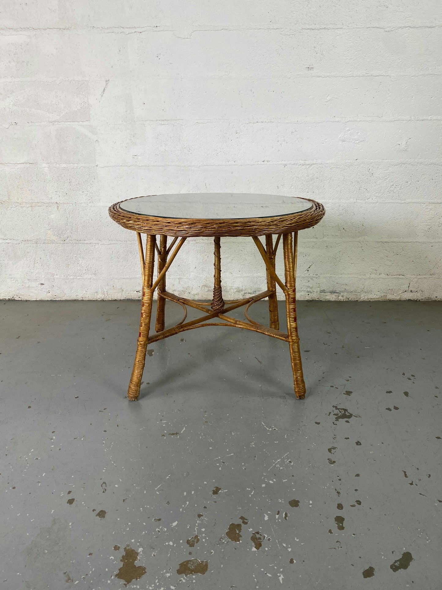 Table ronde en rotin tressé et plateau en verre