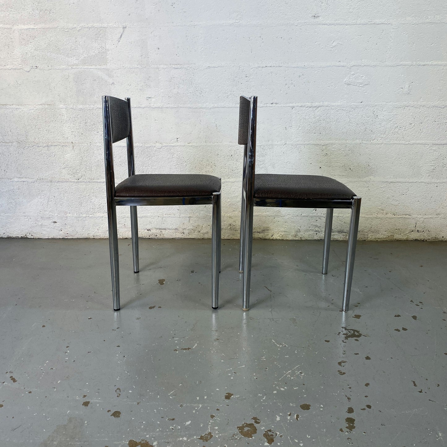 Paire de chaises en cuir et métal chromé Collomb Création