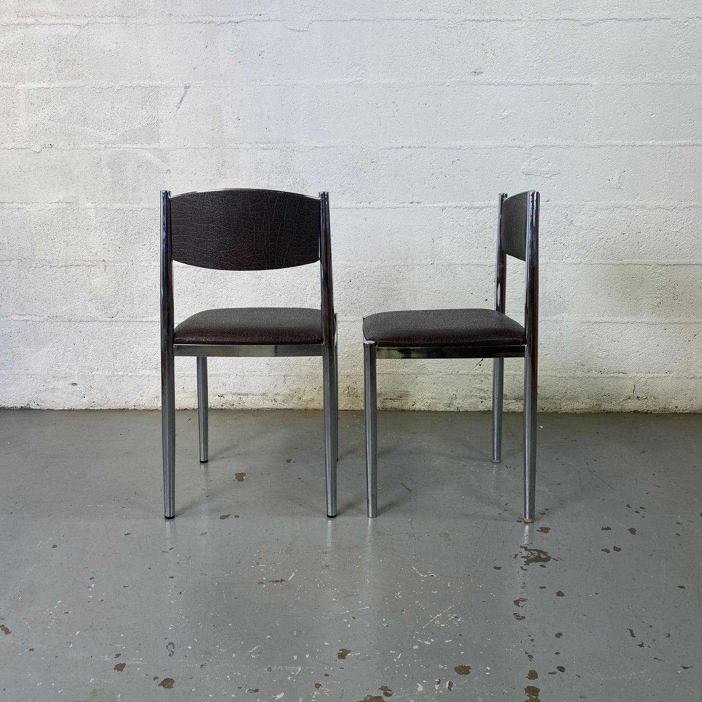 Paire de chaises en cuir et métal chromé Collomb Création