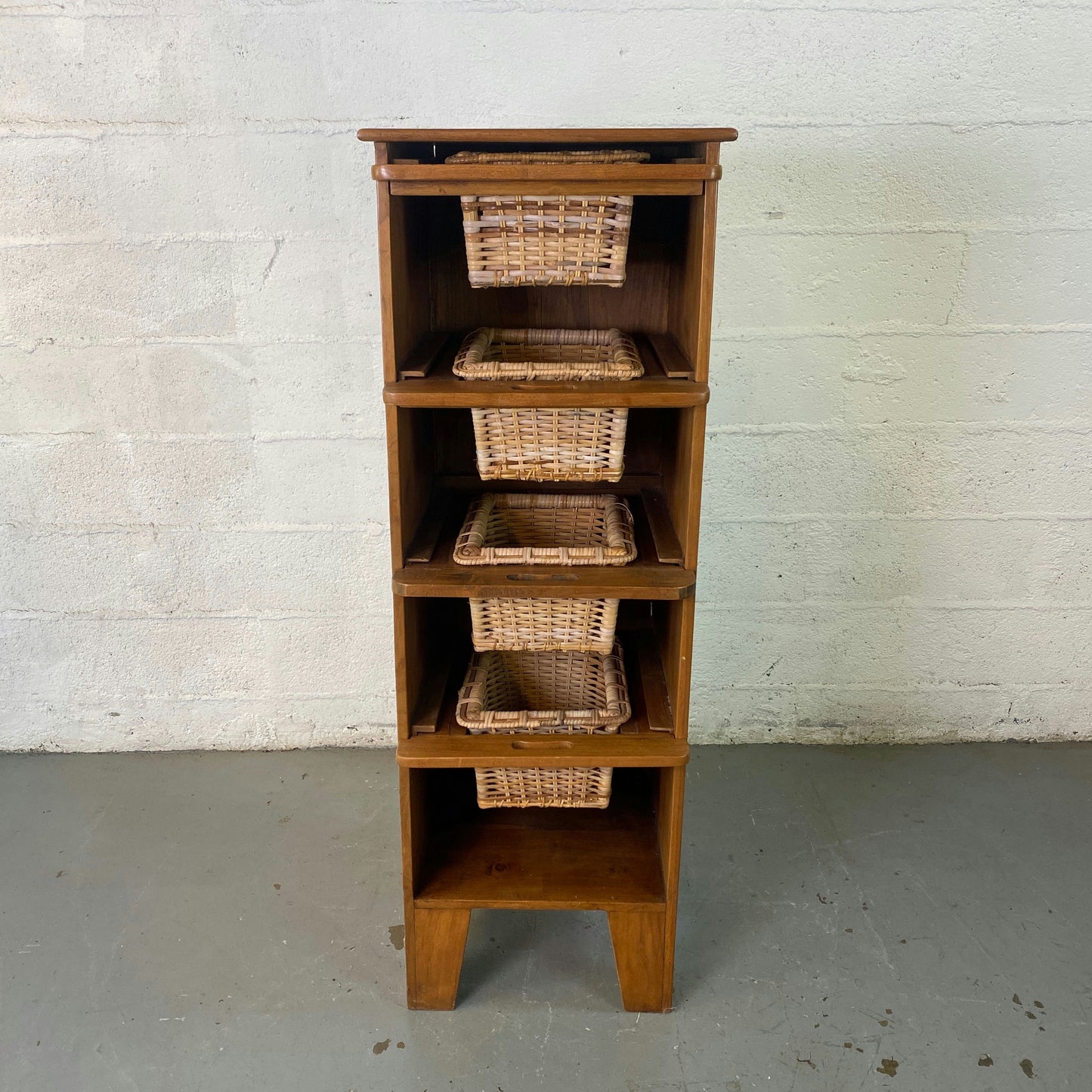 Chiffonnier en bois avec panier
