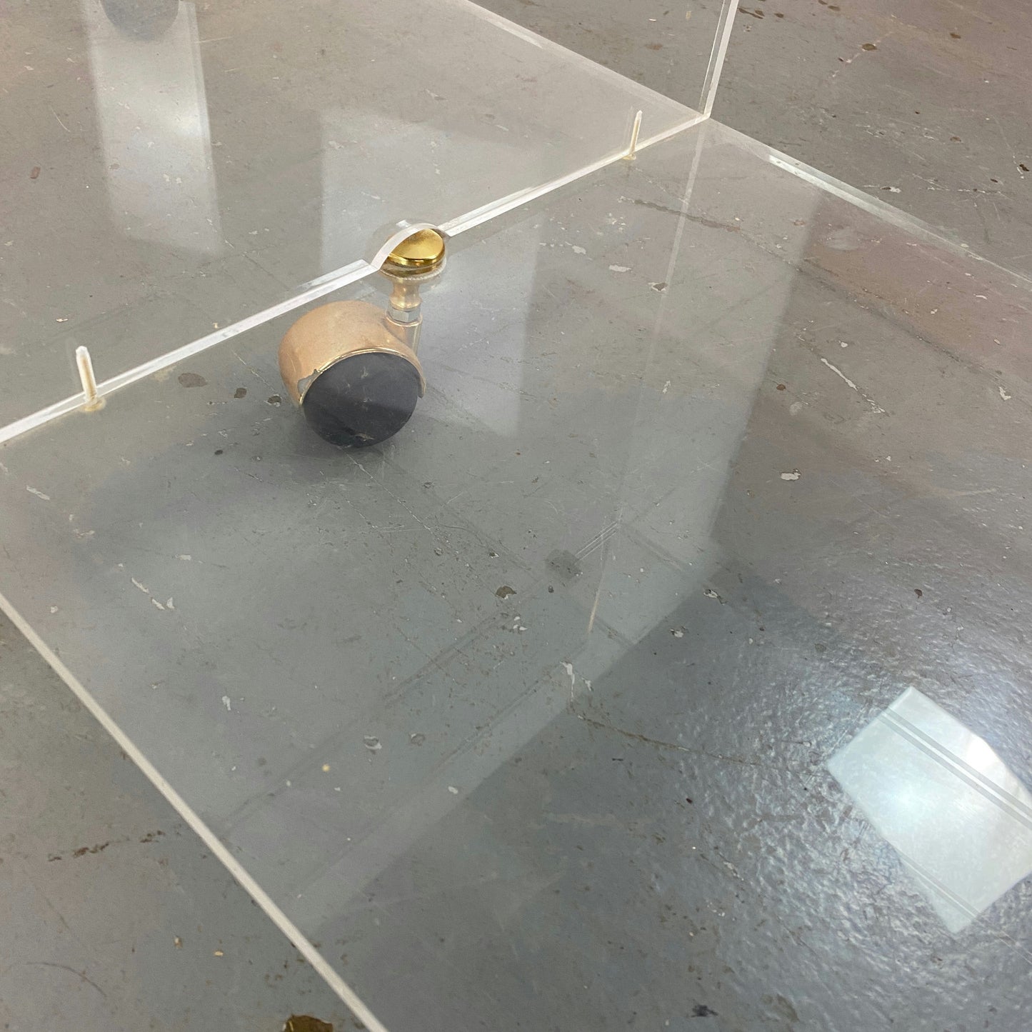 Grande table basse en verre à roulette