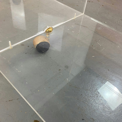 Grande table basse en verre à roulette