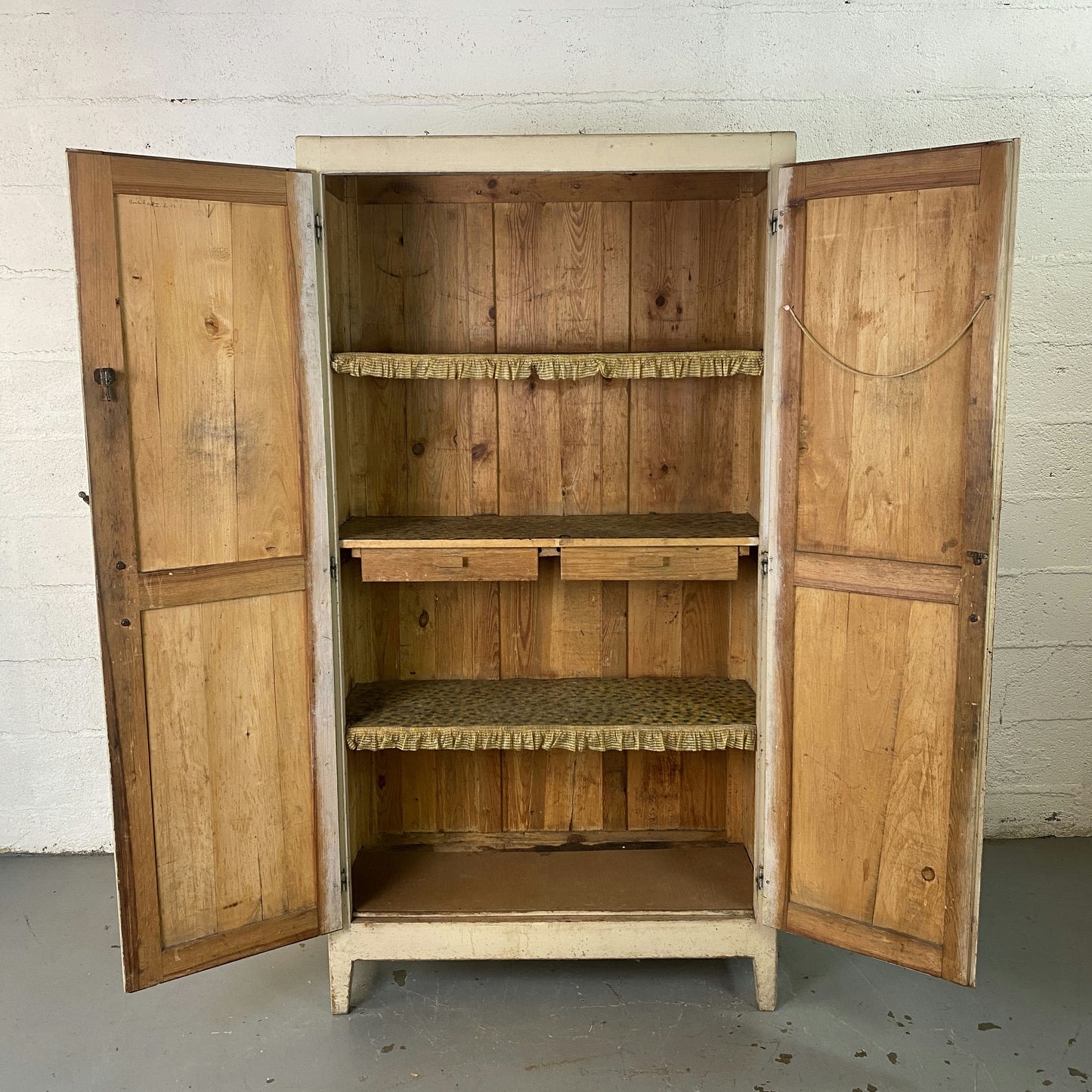 Armoire parisienne patinée