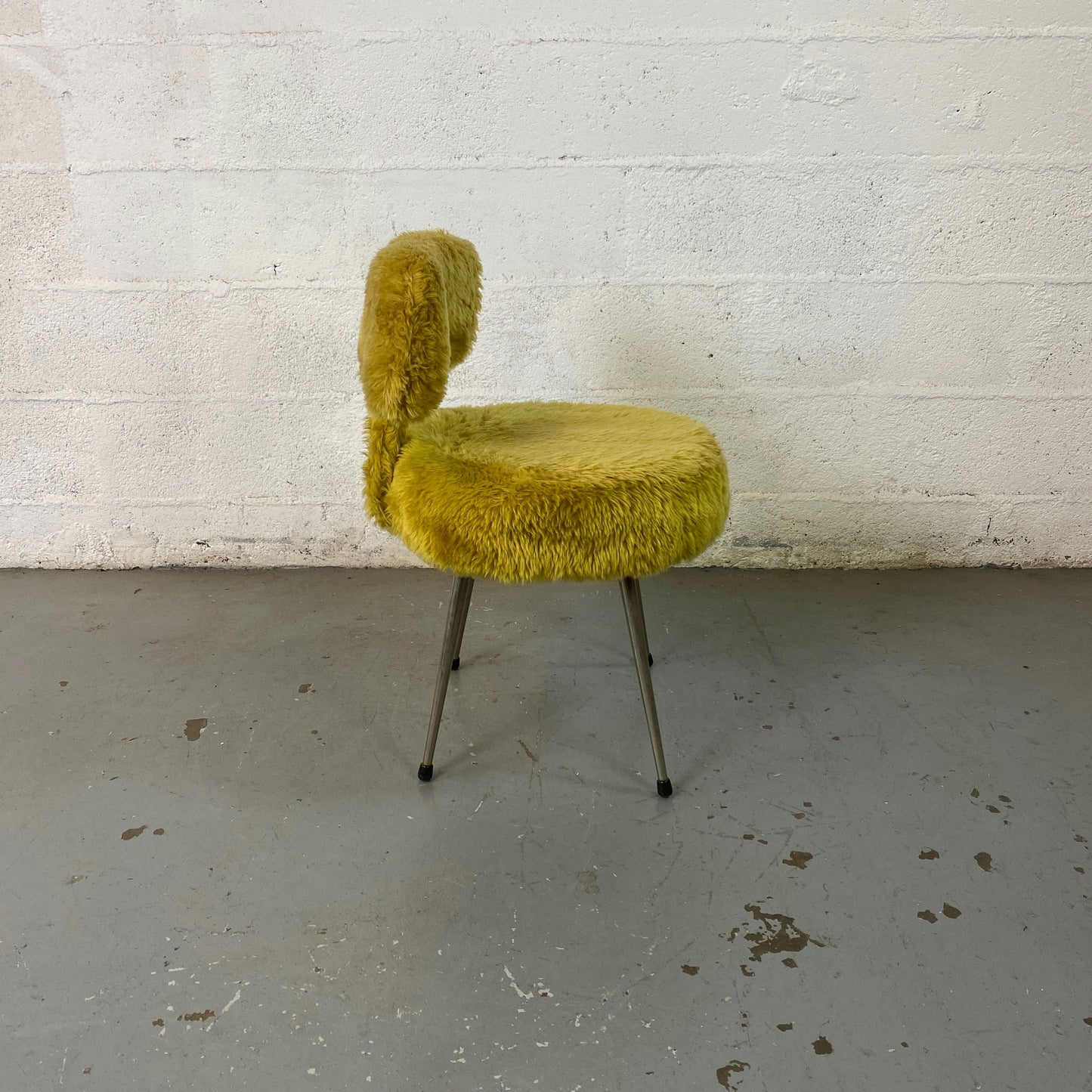 Chaise fourrure doré