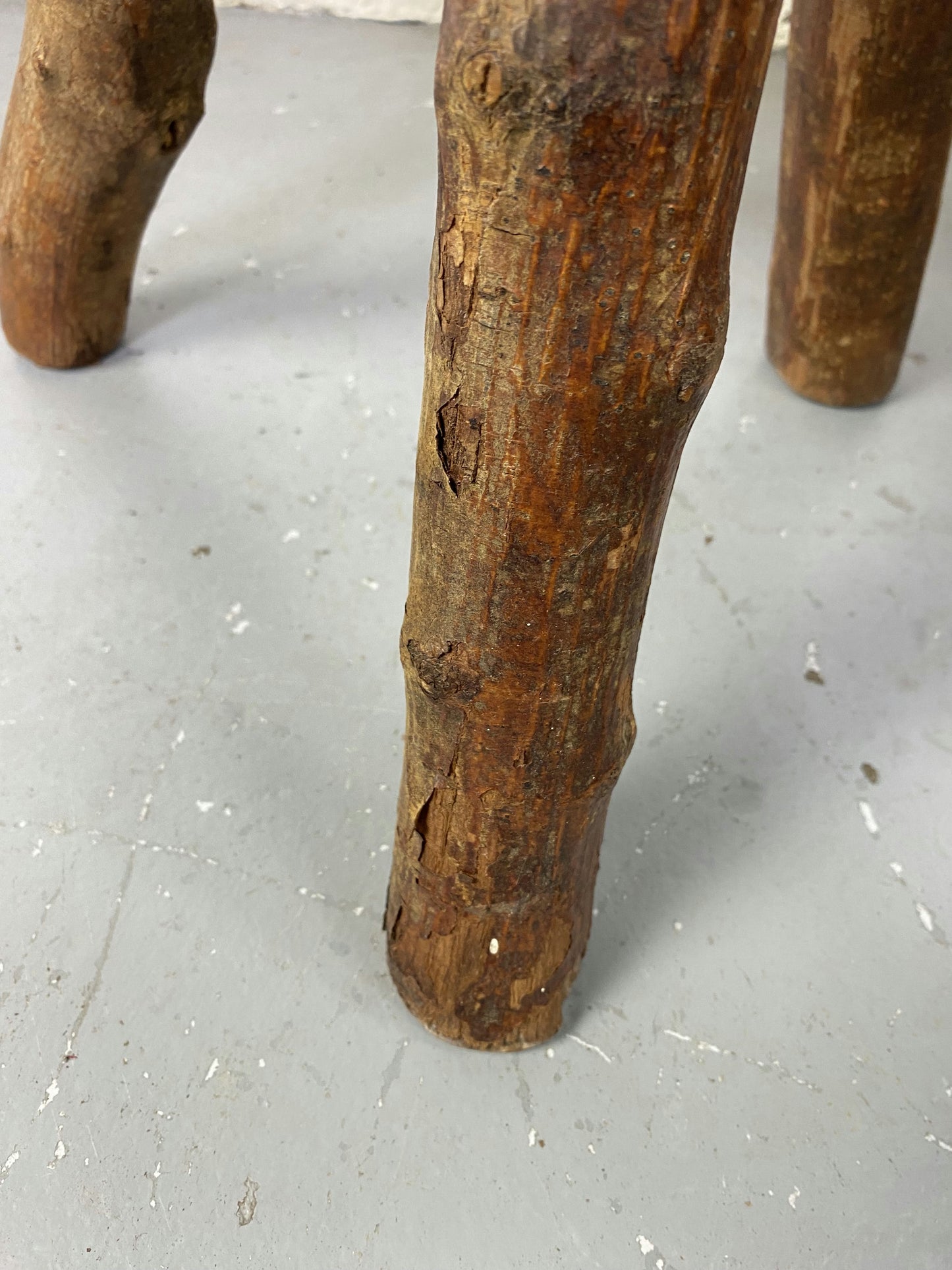 Paire de tabouret tripode  en bois brut