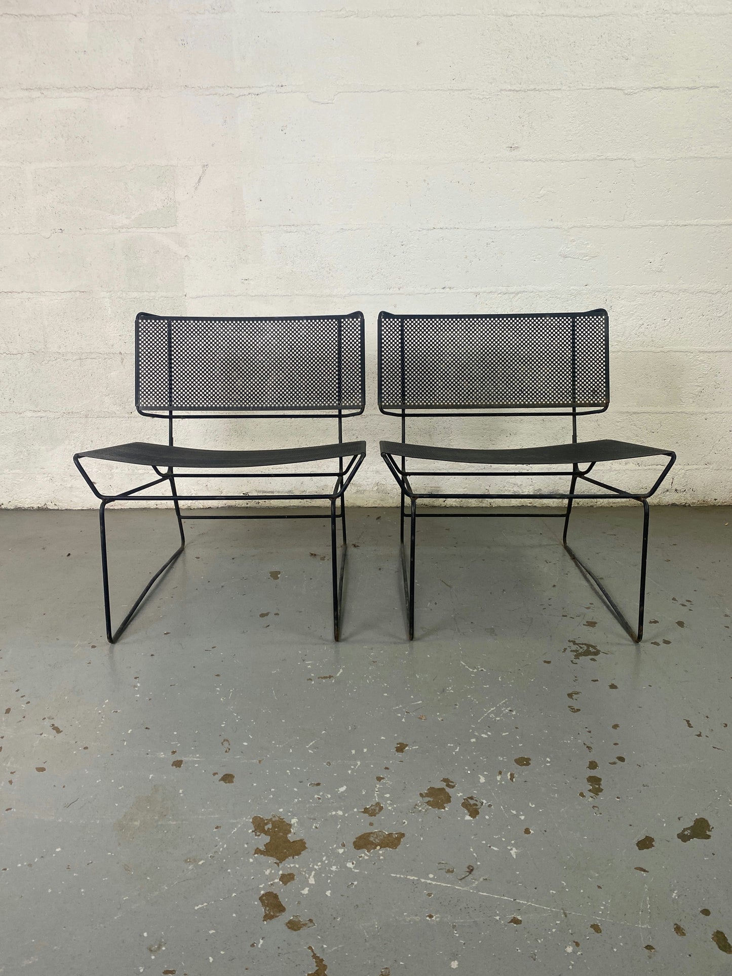 Paire de fauteuils en métal perforé collection fil par François Azambourg