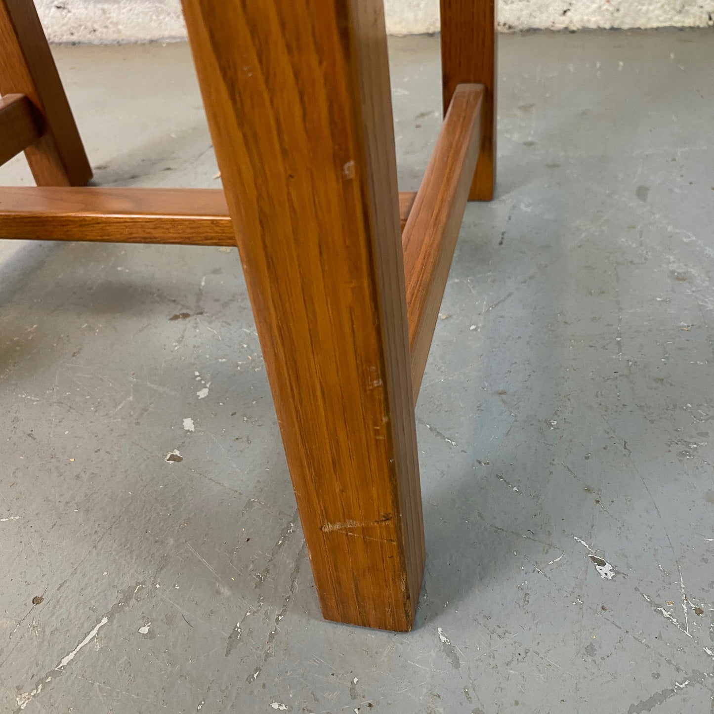 Chaise en bois massif  design moderniste/brutaliste, années 70
