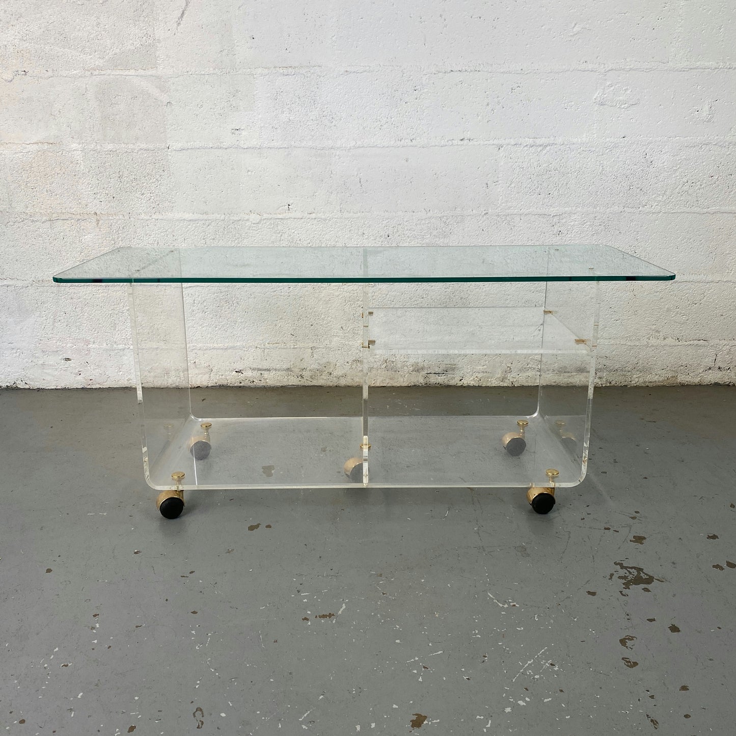 Grande table basse en verre à roulette