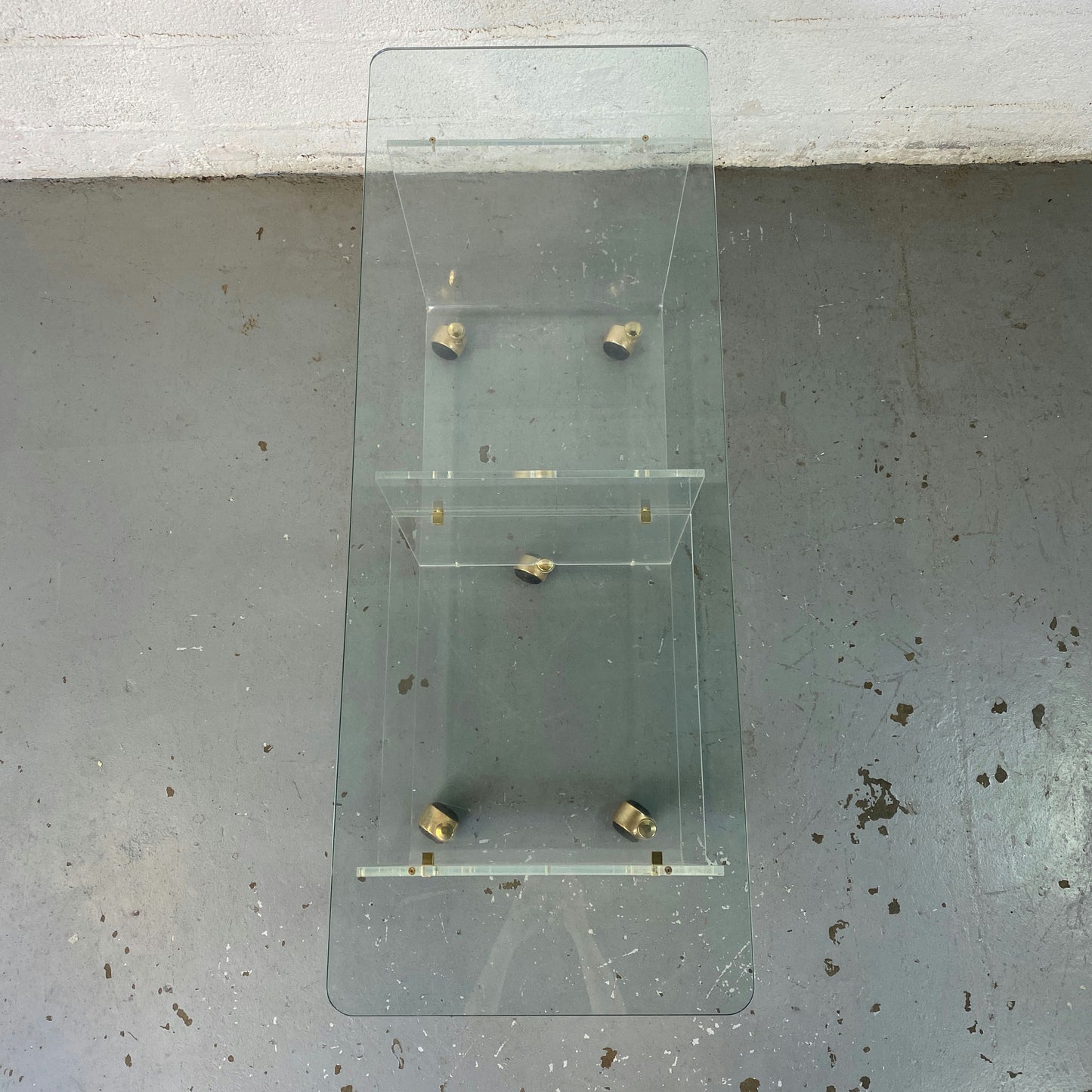 Grande table basse en verre à roulette