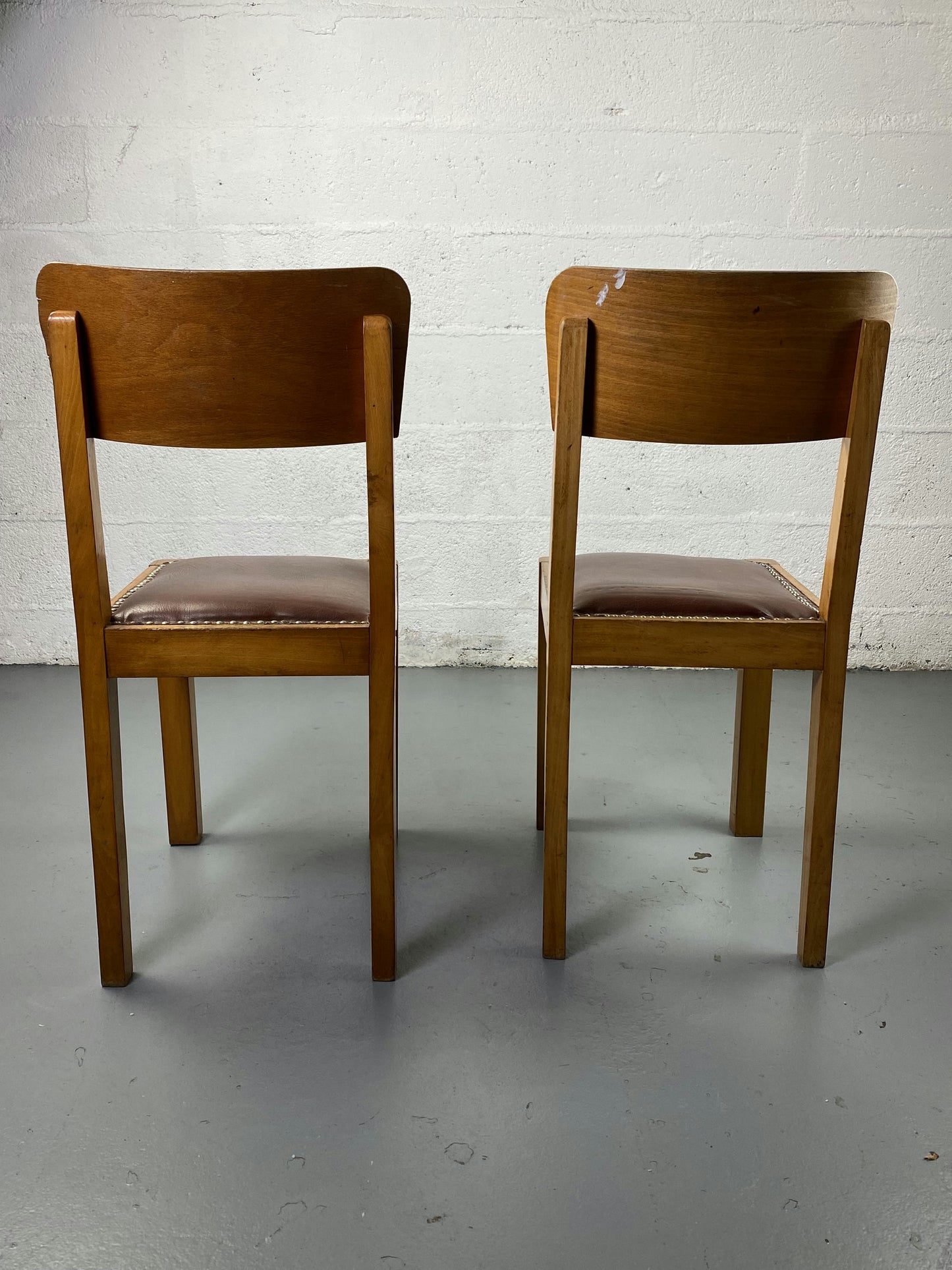 Paire de chaise en bois et cuir