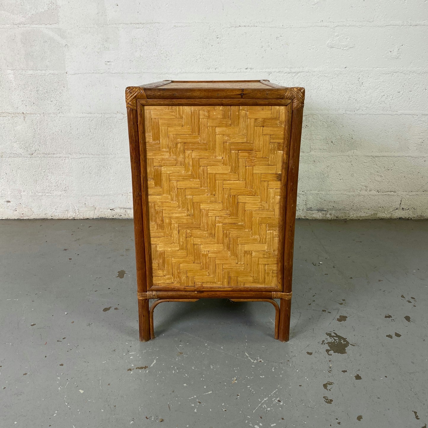 Commode en bois et rotin