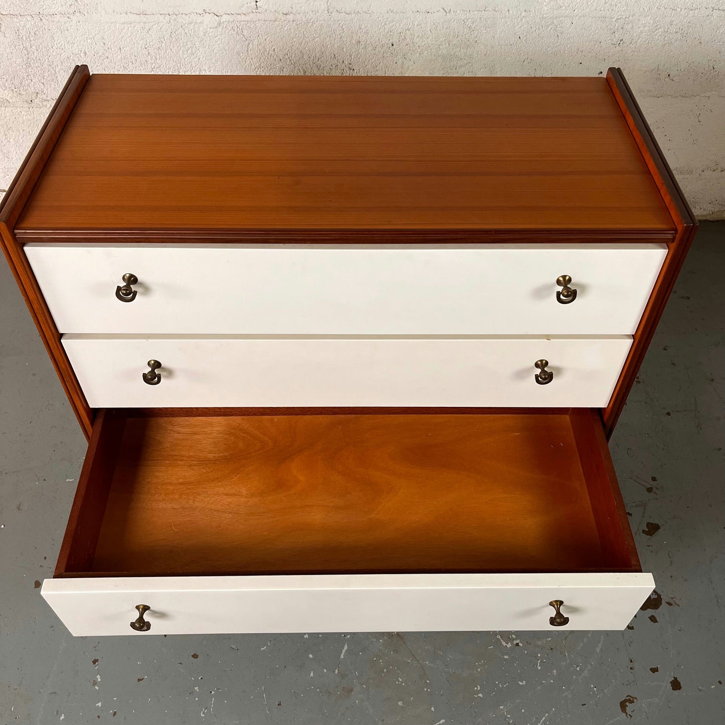 Commode en teck et formica blanc