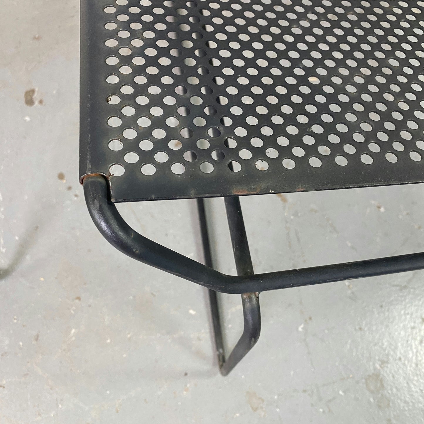 Paire de fauteuils en métal perforé collection fil par François Azambourg