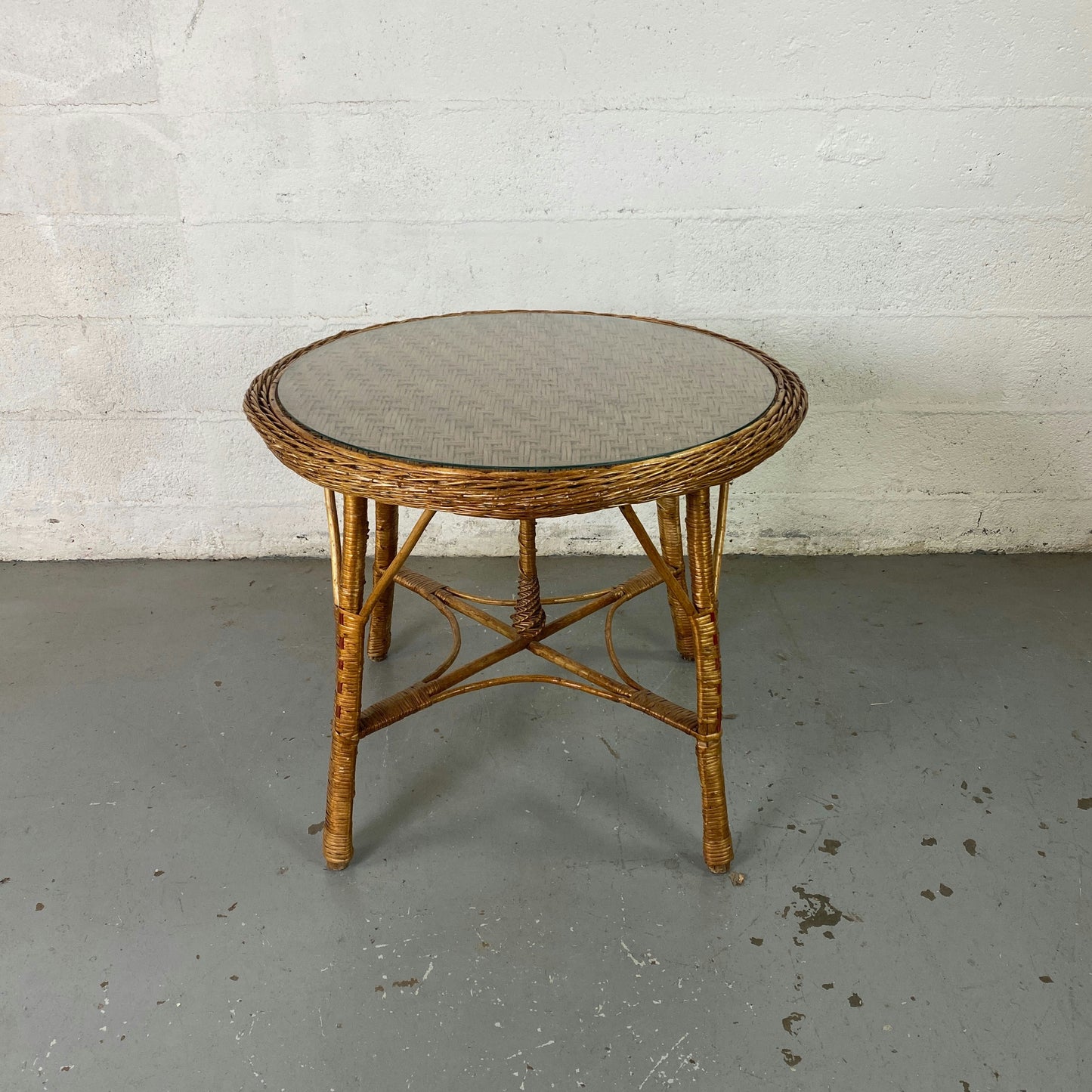 Table ronde en rotin tressé et plateau en verre