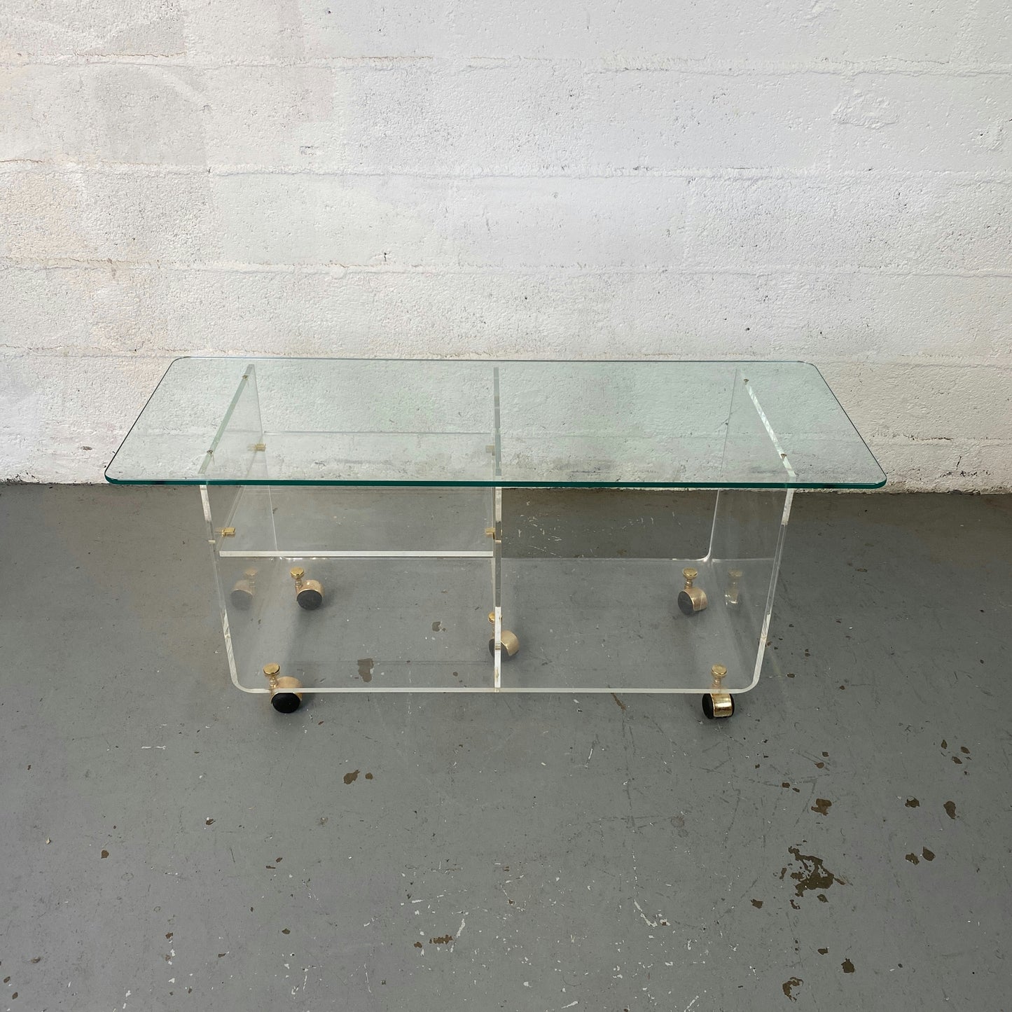 Grande table basse en verre à roulette
