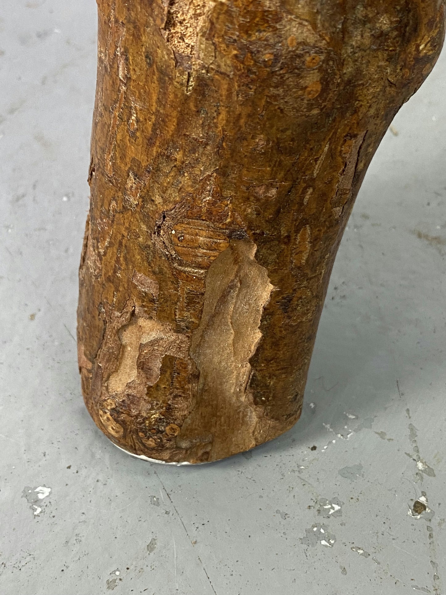 Paire de tabouret tripode  en bois brut