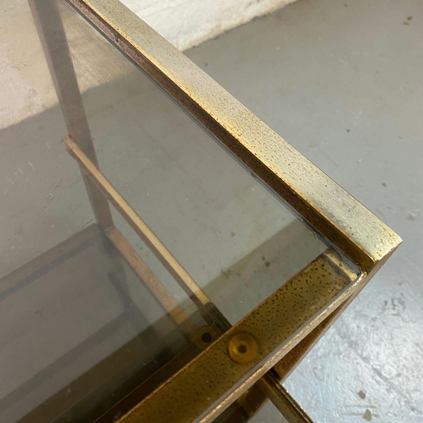 Étagère à roulettes et plateaux en verre