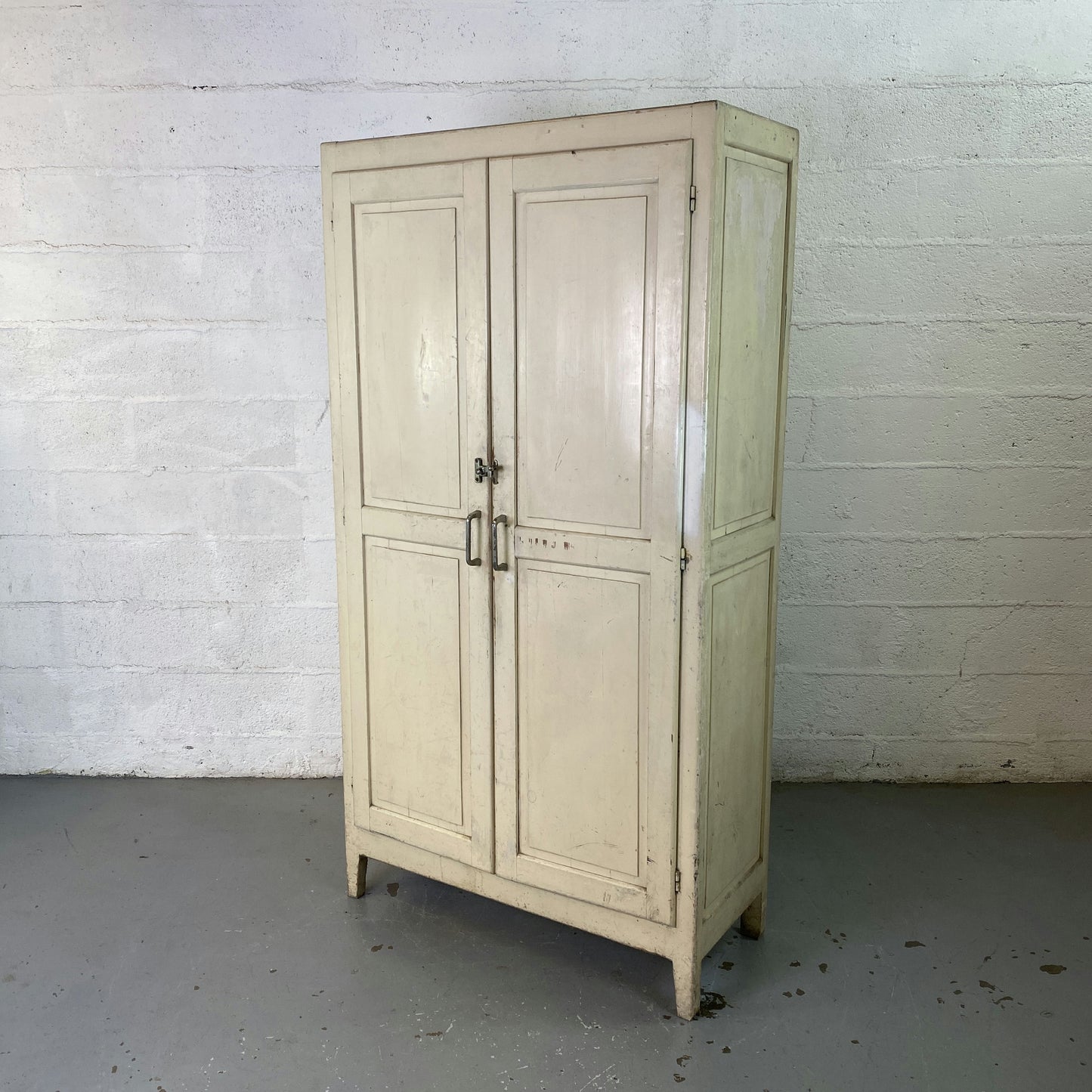 Armoire parisienne patinée