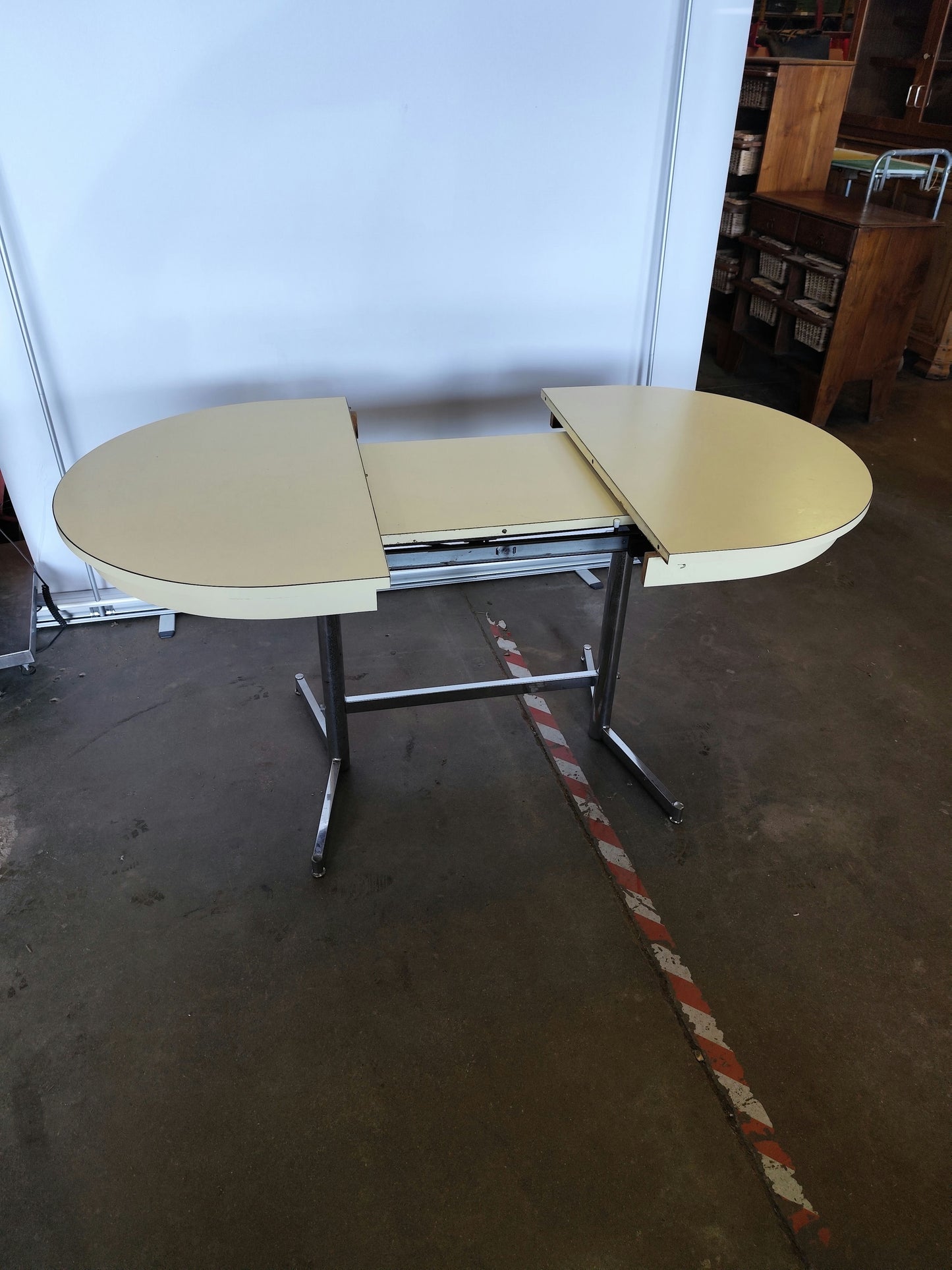 Table ovale formica jaune esprit 70