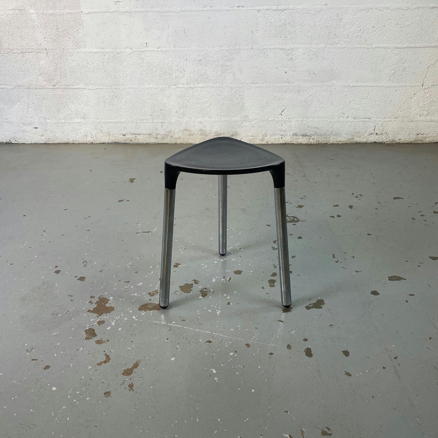 Tabouret tripode en métal YANNIS