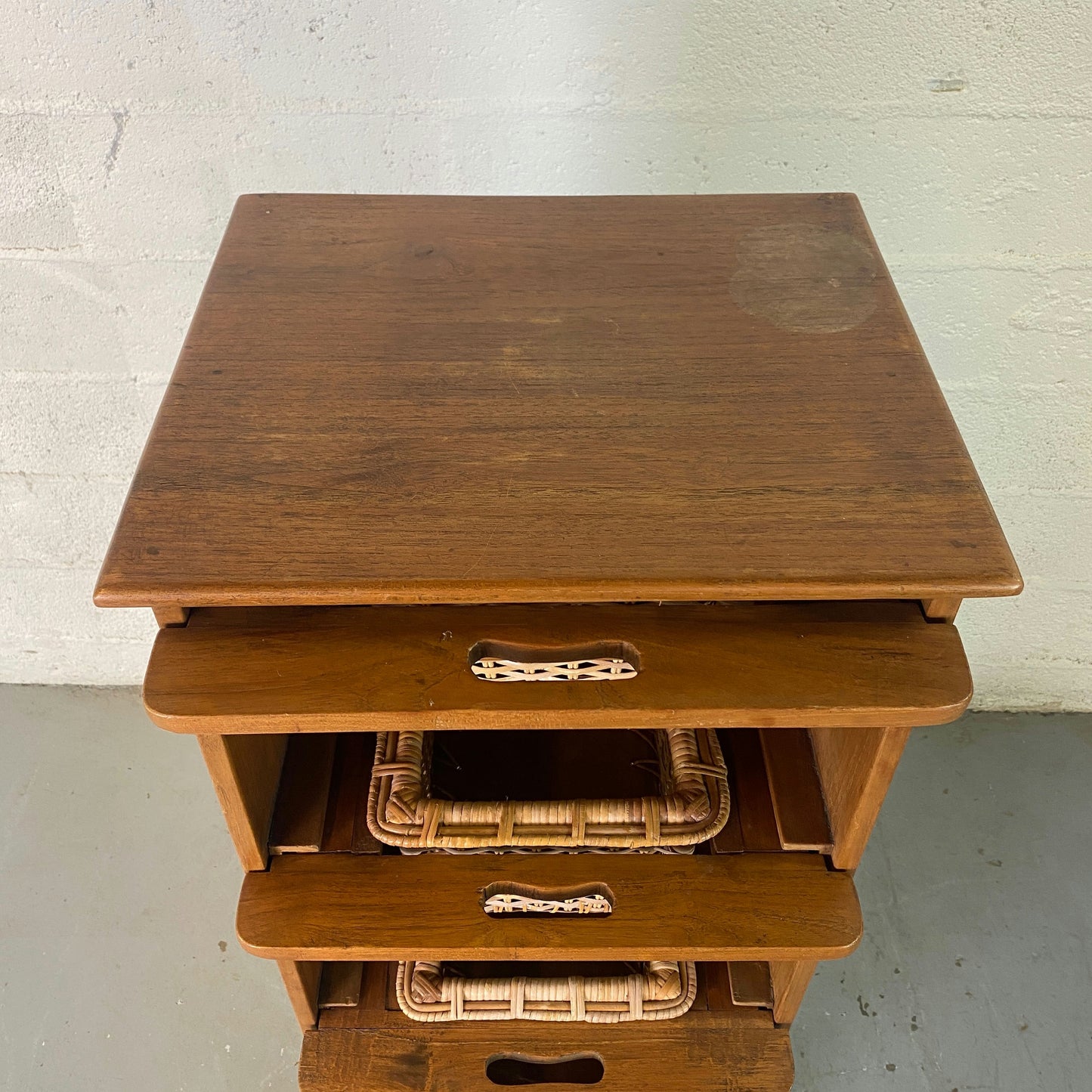 Chiffonnier en bois avec panier