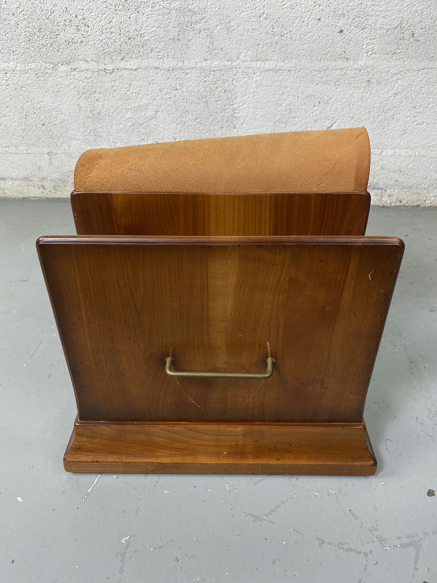 Porte revue en bois et cuir