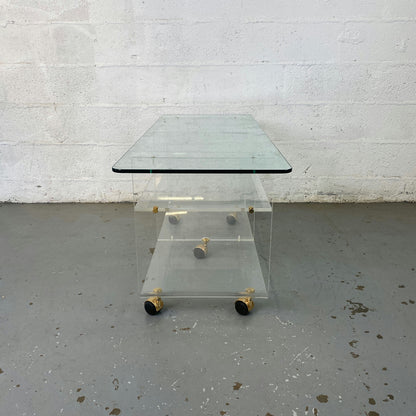Grande table basse en verre à roulette