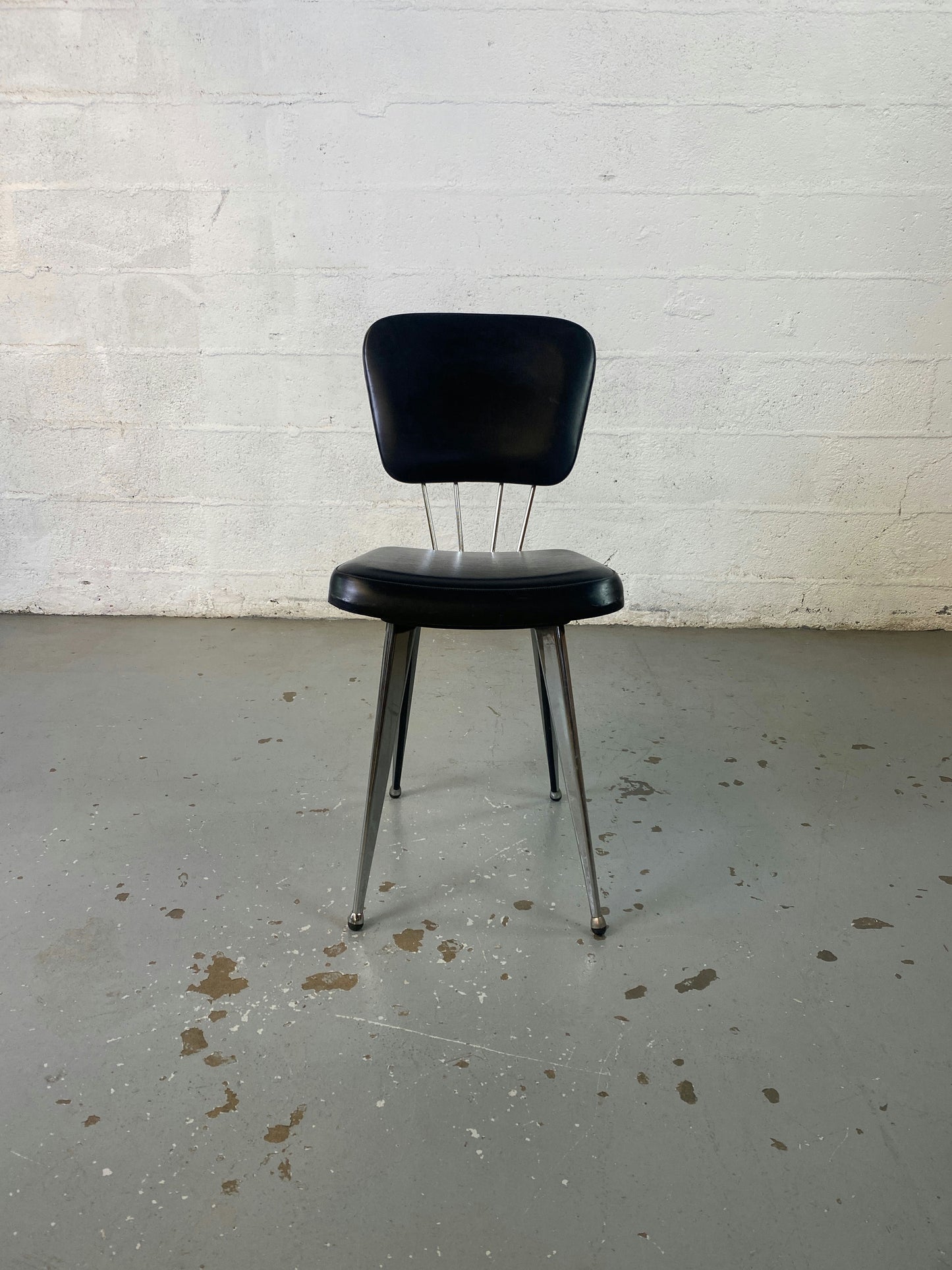 Chaise skaï noire année 60