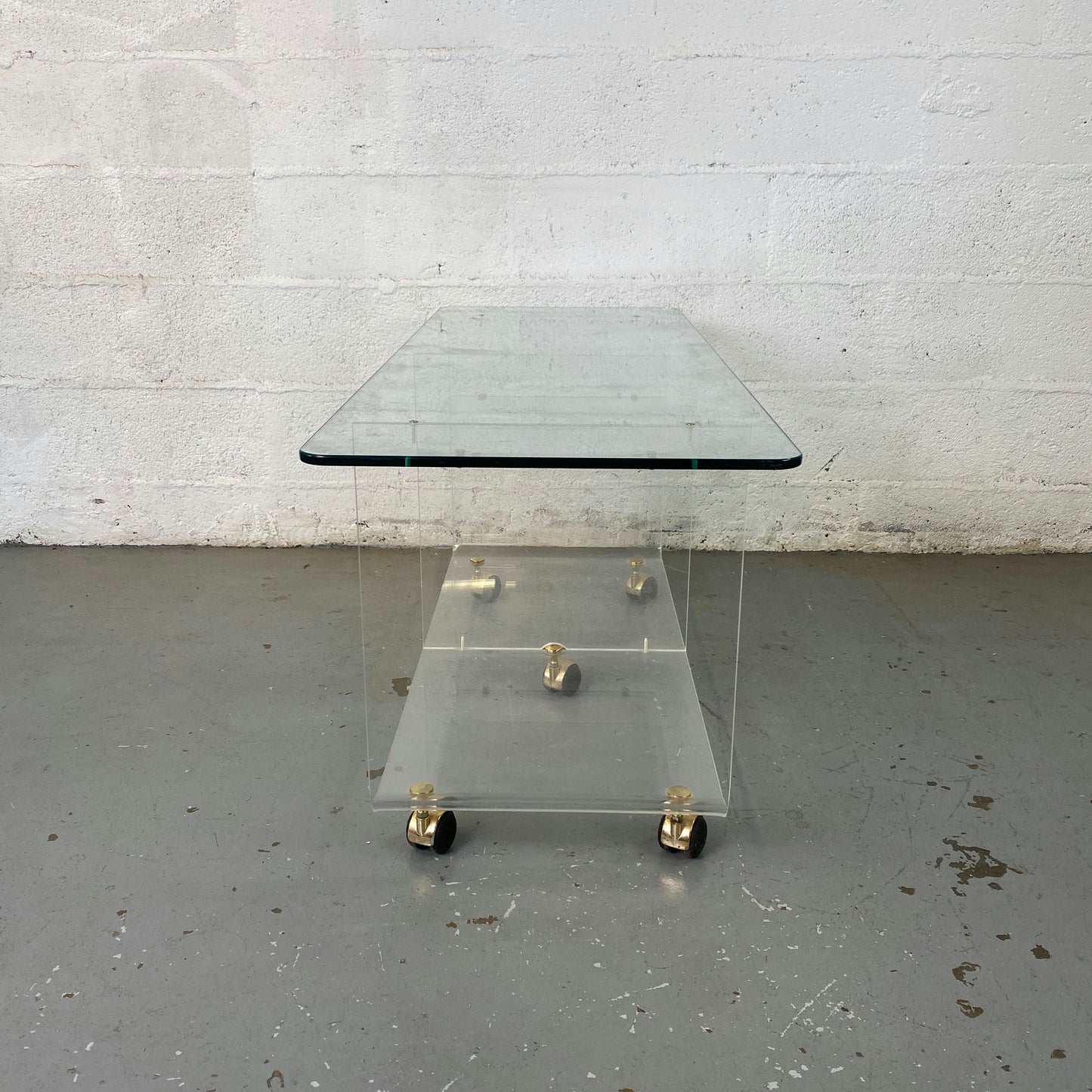 Grande table basse en verre à roulette