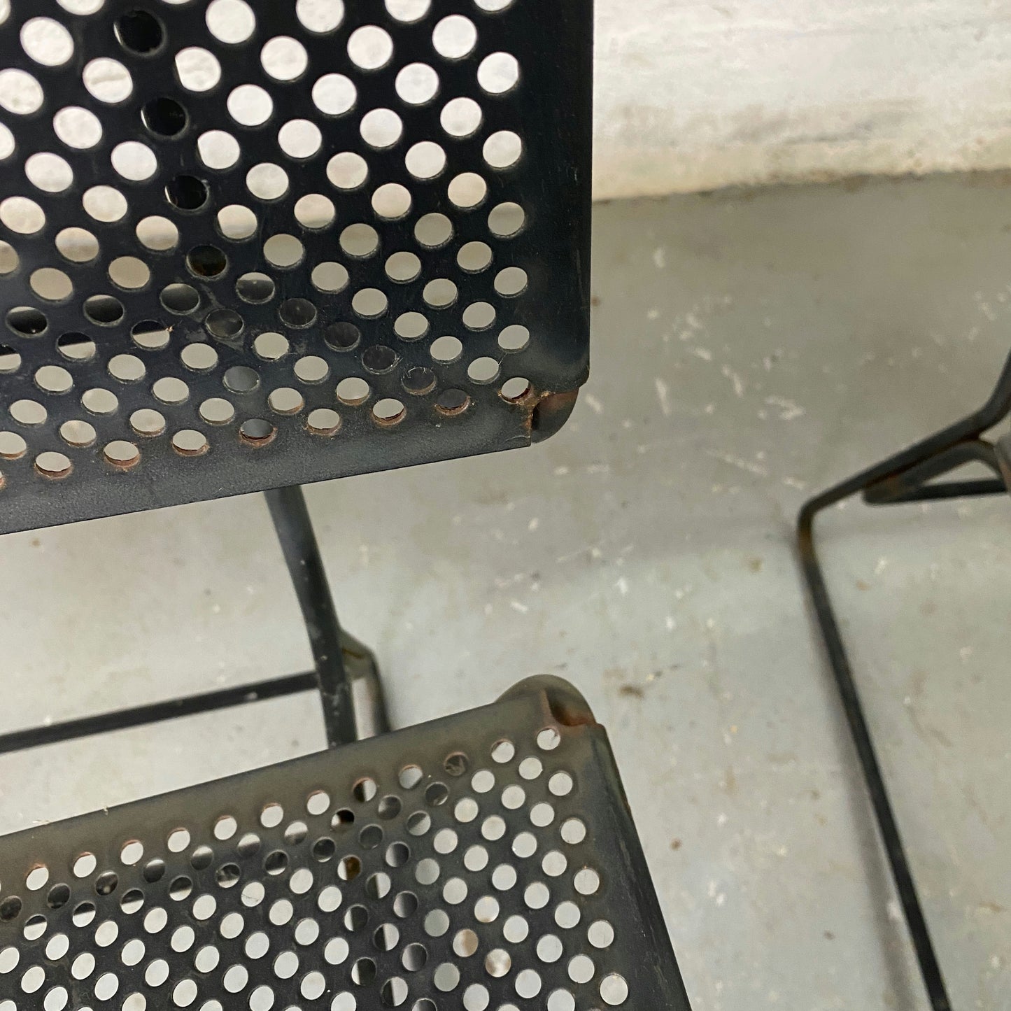 Paire de fauteuils en métal perforé collection fil par François Azambourg