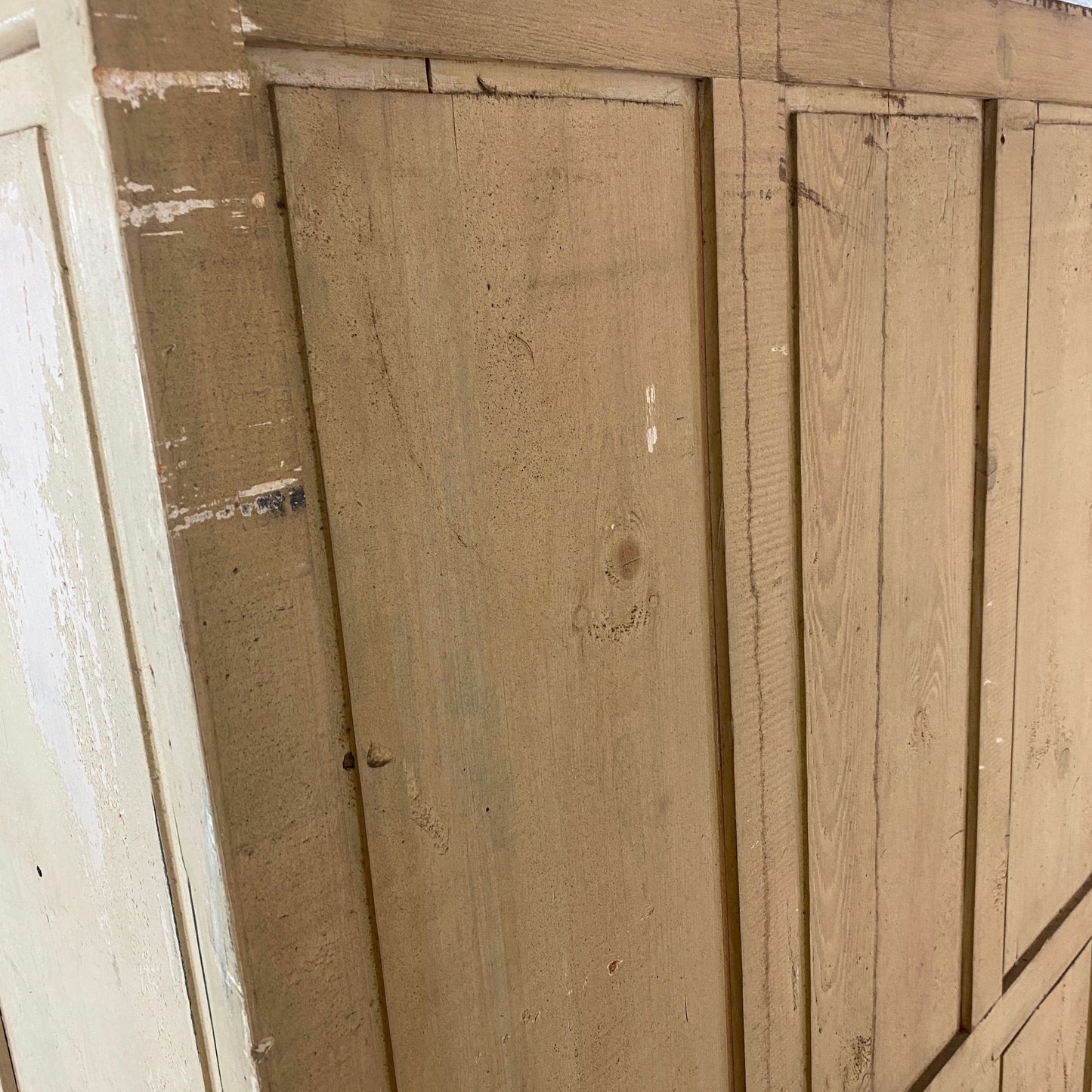 Armoire parisienne patinée