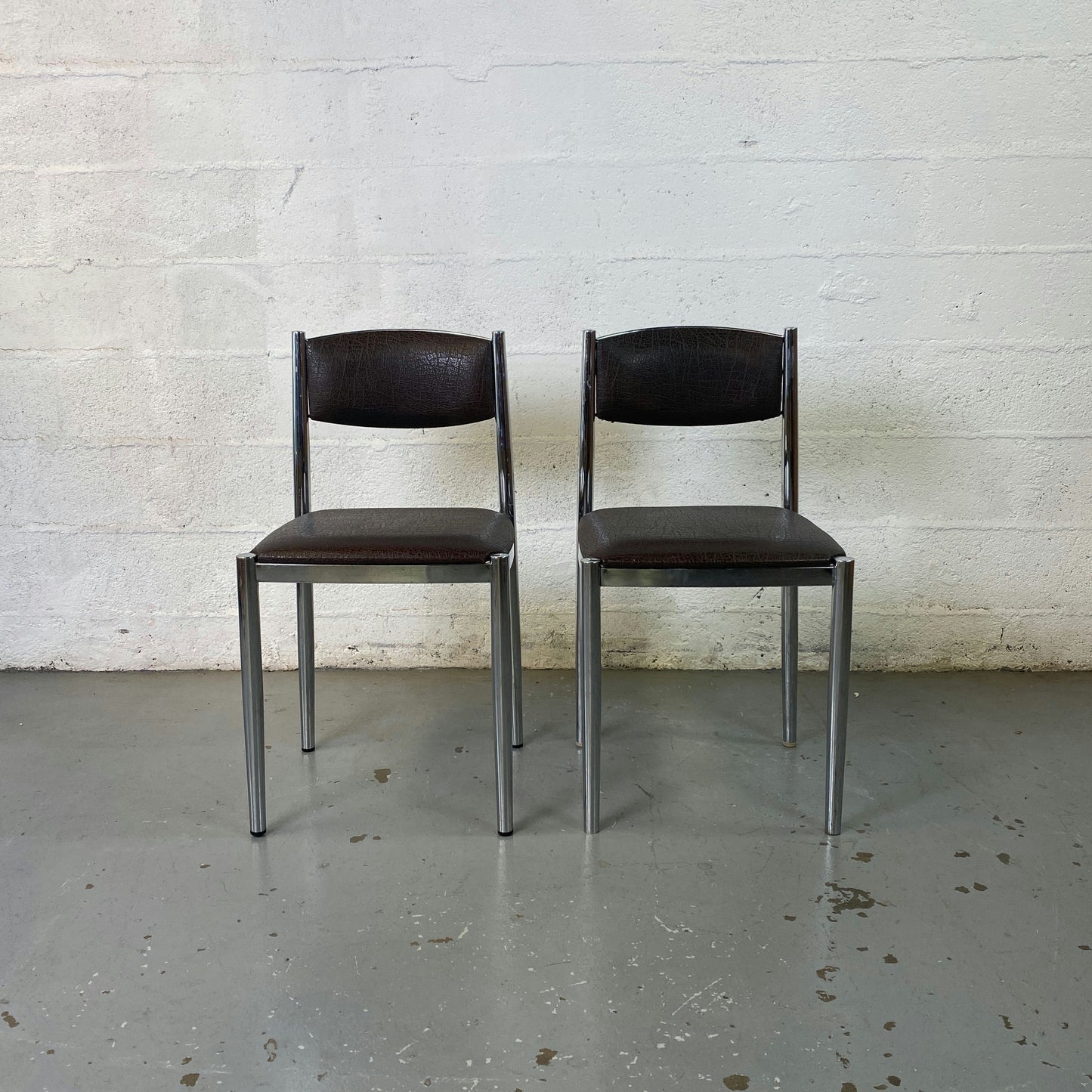 Paire de chaises en cuir et métal chromé Collomb Création